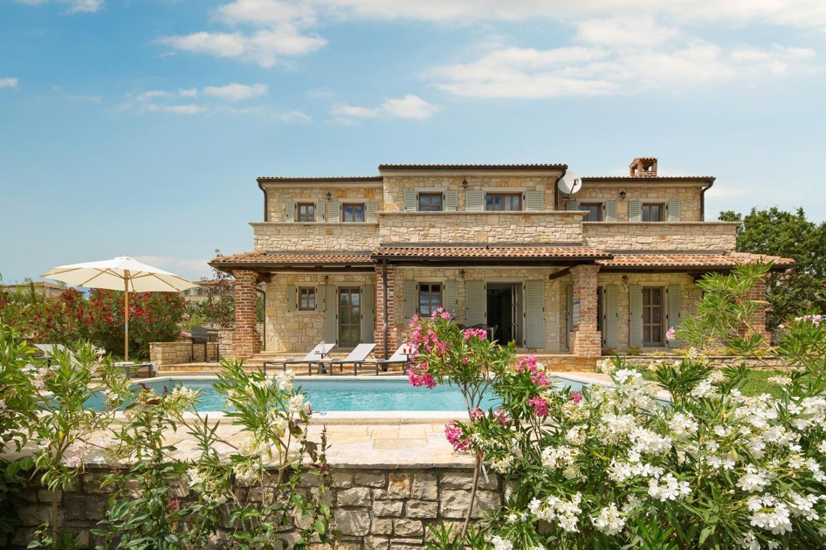 Rustic Villa Rubus & Sylbum With A Pool Sveti Lovrec Pazenaticki Exterior photo